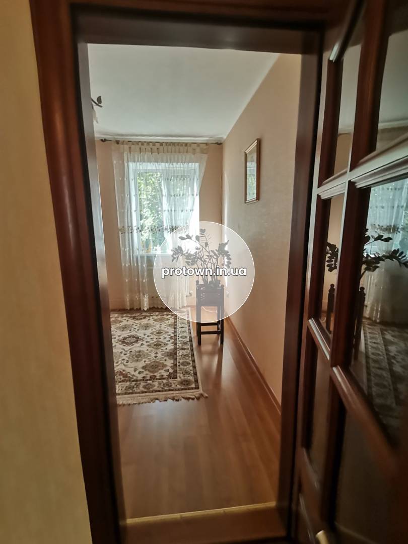 Продажа дома из красного кирпича, 17 соток. От Киева 900м